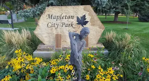 Regional map of Mapleton with an inset close-up of the 'Mapleton City Park' sign and flowers